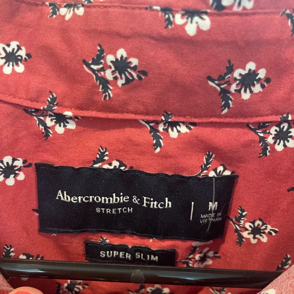 NWOT Abercrombie Floral Button Down - Picture 3 of 3